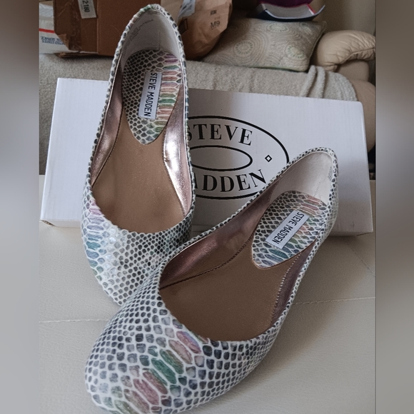Steve Madden Shoes - Steve Madden P-Heaven Iridescent Snake print Flats Size 6.5 Worn 1X